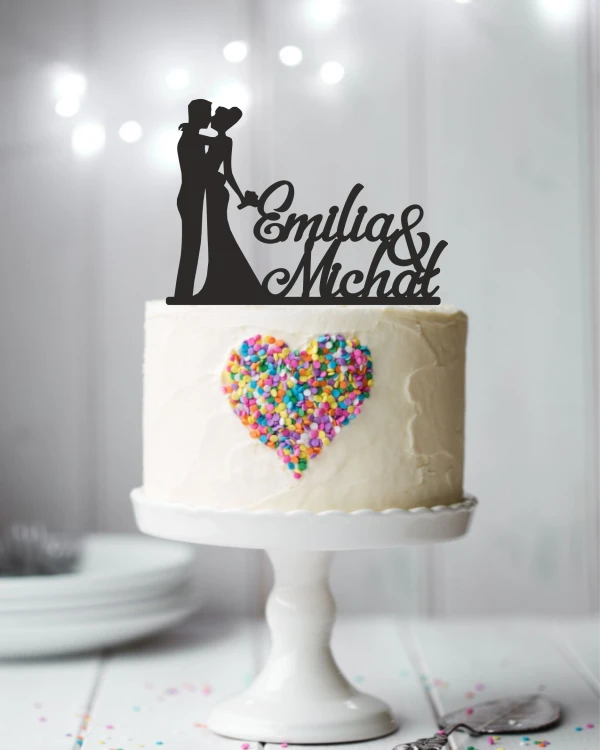 Topper na tort - Sylwetki pary młodej z ślubnymi imionami Para młoda na tort z napisami ślubnymi