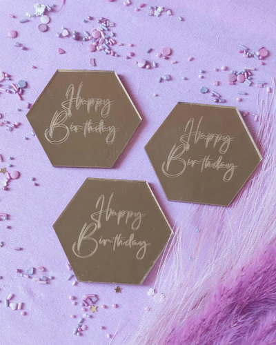 Zestaw grawerowanych dekorów na tort z napisem Happy Birthday. Sześciany Happy birthday na tort