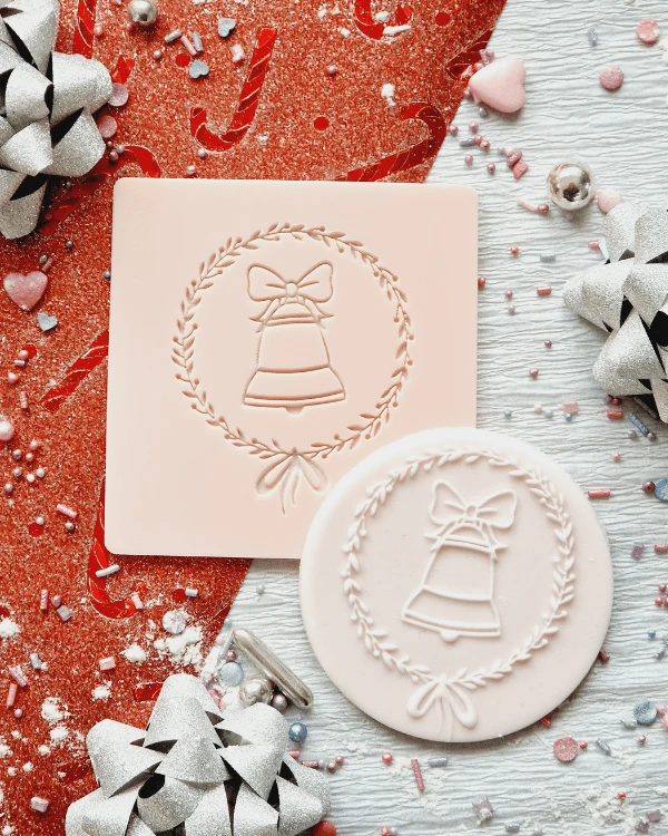 Świąteczny stempel dekoracyjny do masy cukrowej - Dzwon w świątecznym wianku