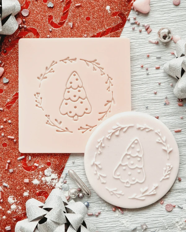 Świąteczny stempel dekoracyjny do masy cukrowej - Choinka w świątecznym wianku