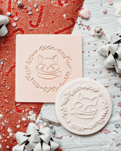 Świąteczny stempel dekoracyjny do masy cukrowej - Lisek w świątecznym wianku