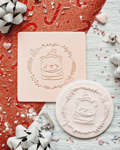 Świąteczny stempel dekoracyjny do masy cukrowej - Niedźwiedź  w świątecznym wianku