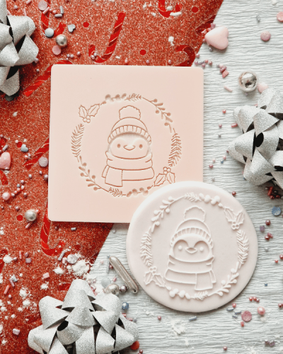 Świąteczny stempel dekoracyjny do masy cukrowej - Pingwin w świątecznym wianku