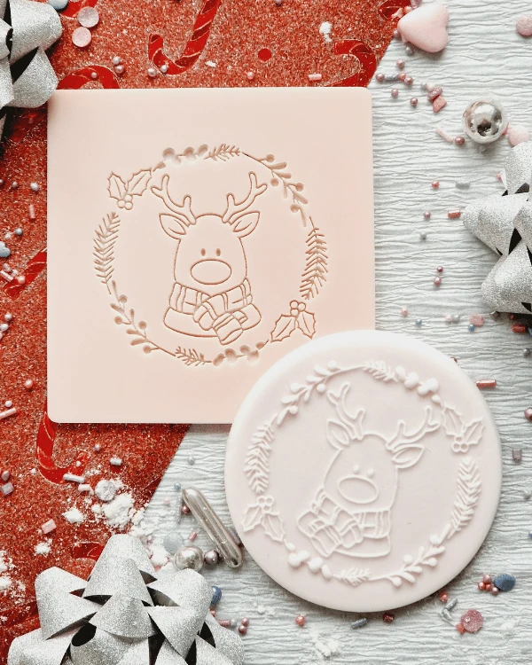Świąteczny stempel dekoracyjny do masy cukrowej - Renifer w świątecznym wianku