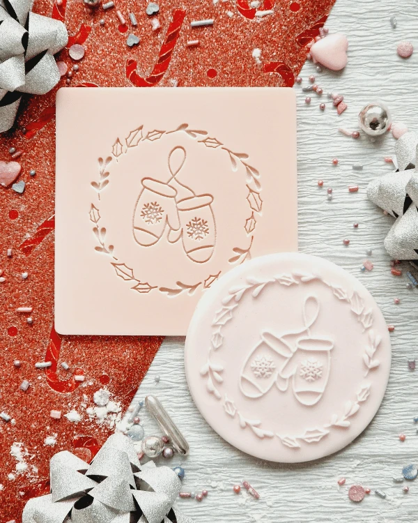 Świąteczny stempel dekoracyjny do masy cukrowej - Rękawiczki w świątecznym wianku