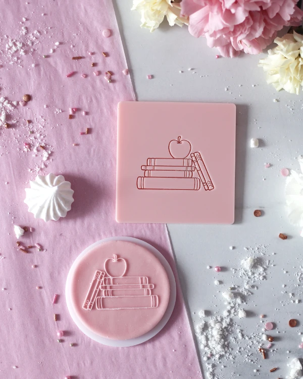 Stempel dekoracyjny na dzień nauczyciela - książki z jabłkiem