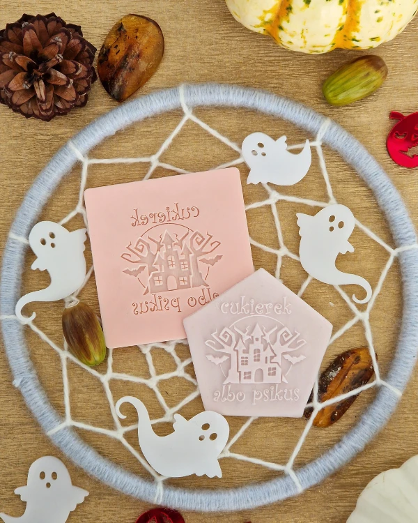 Dekoracyjny stempel na Halloween do masy cukrowej - napis Cukierek albo psikus