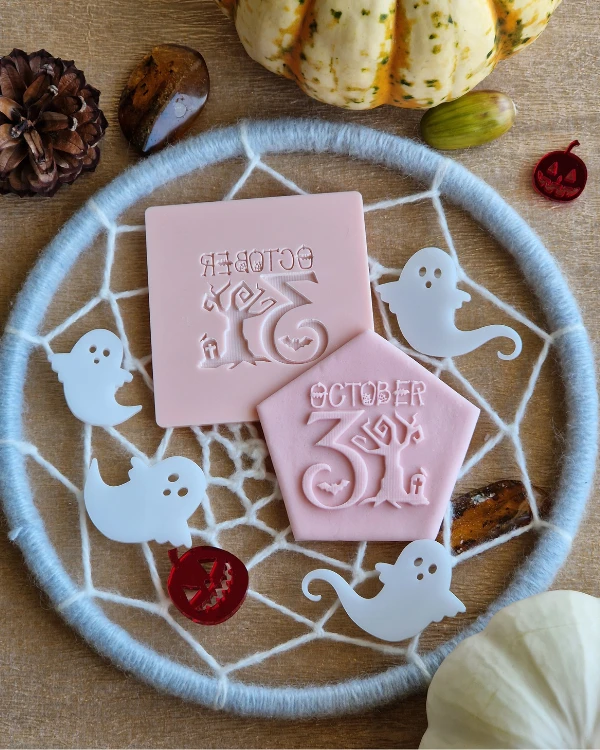 Dekoracyjny stempel na Halloween do masy cukrowej - napis October 31