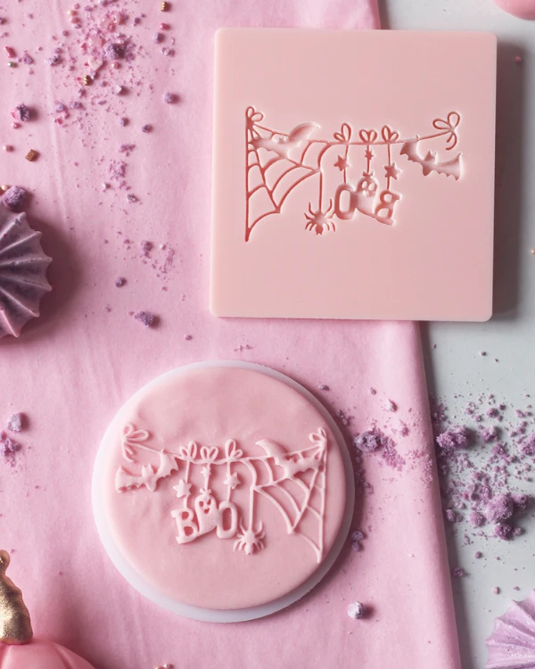 Dekoracyjny stempel na Halloween do masy cukrowej - Zawieszka pajęcza BOO
