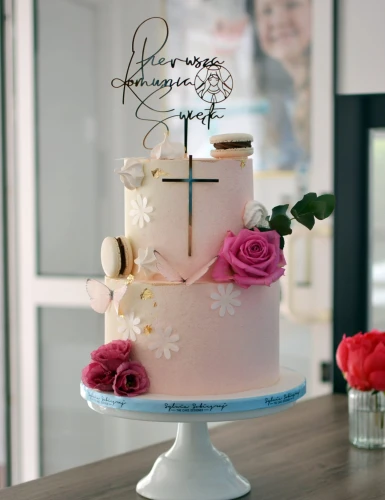 Dekor na tort na komunie i chrzest - smukły delikatny krzyż oraz topper personalizowany na różowym torcie z kwiatami