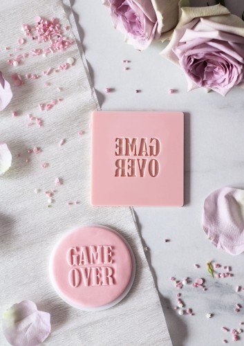 Dekoracyjny stempel na ciasta / babeczki - Ślubny napis  GAME OVER