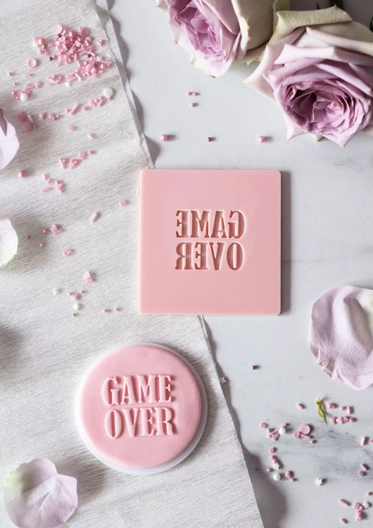Dekoracyjny stempel na ciasta / babeczki - Ślubny napis  GAME OVER