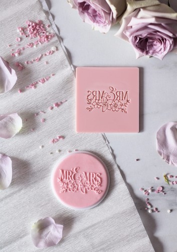 Dekoracyjny stempel na ciasta / babeczki - Ślubny napis Mr&amp;Mrs z kwiatami