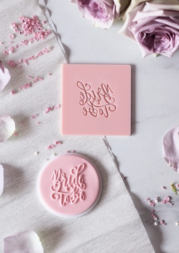 Dekoracyjny stempel na ciasta / babeczki - Ślubny napis Bride to Be