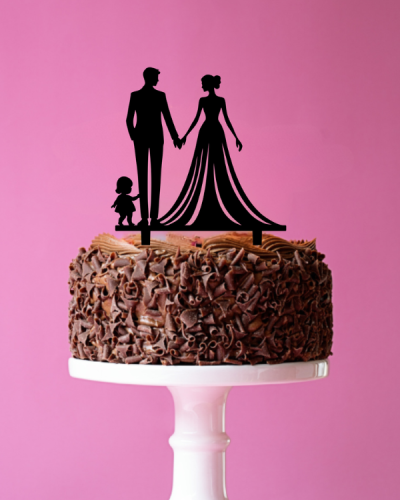 Topper na tort Ślubna para z małą dziewczynką.png