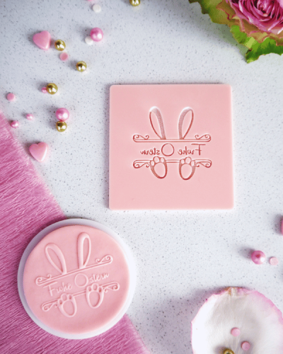 Dekoracyjny stempel na ciasta / babeczki - napis wielkanocny Frohe Ostern z królikiem