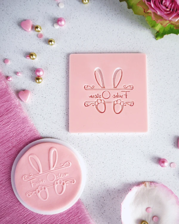 Dekoracyjny stempel na ciasta / babeczki - napis wielkanocny Frohe Ostern z królikiem