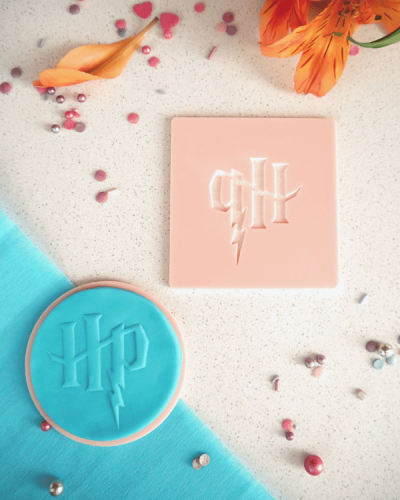 Dekoracyjny stempel na ciasta / babeczki - Napis HP magiczny symbol
