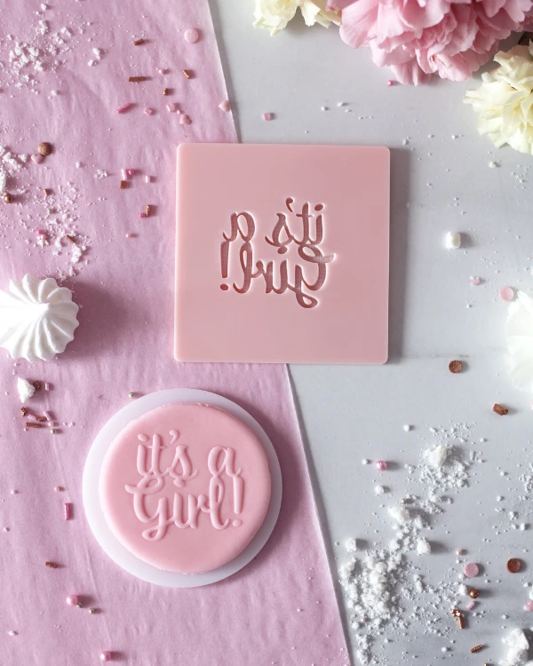 Dekoracyjny stempel do stemplowania z napisem it's a girl. Stempel do masy cukrowej na chrzest i baby shower