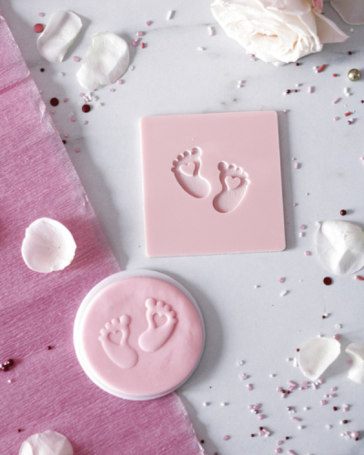 Dekoracyjny stempel do stemplowania z baby stópkami. Stempel ze stópkami bobasa. Stempel do masy cukrowej na chrzest i baby shower