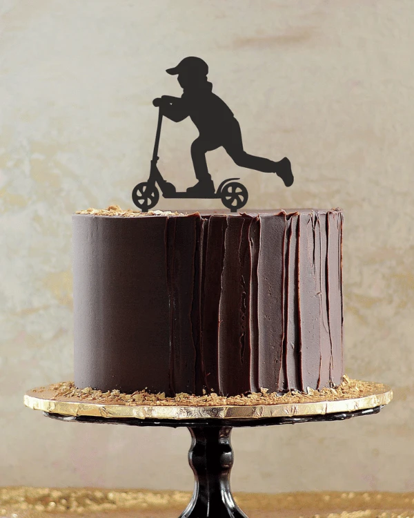 Topper na tort dla dziecka - Chłopiec na hulajnodze. Sylwetka chłopca na hulajnodze na tort.