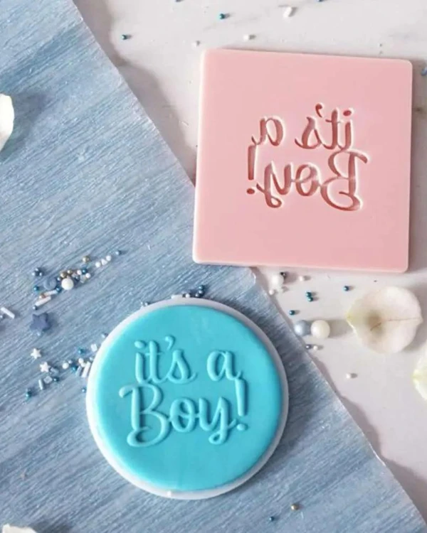 Dekoracyjny stempel do stemplowania z napisem it's a boy. Stempel do masy cukrowej na chrzest i baby shower