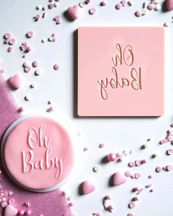 Dekoracyjny stempel do stemplowania z napisem Oh Baby. Stempel do masy cukrowej na chrzest i baby shower